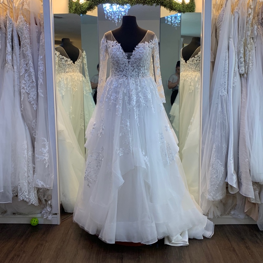 NEW Plus size floral wedding dress slight plunging v-neck sleeves small train